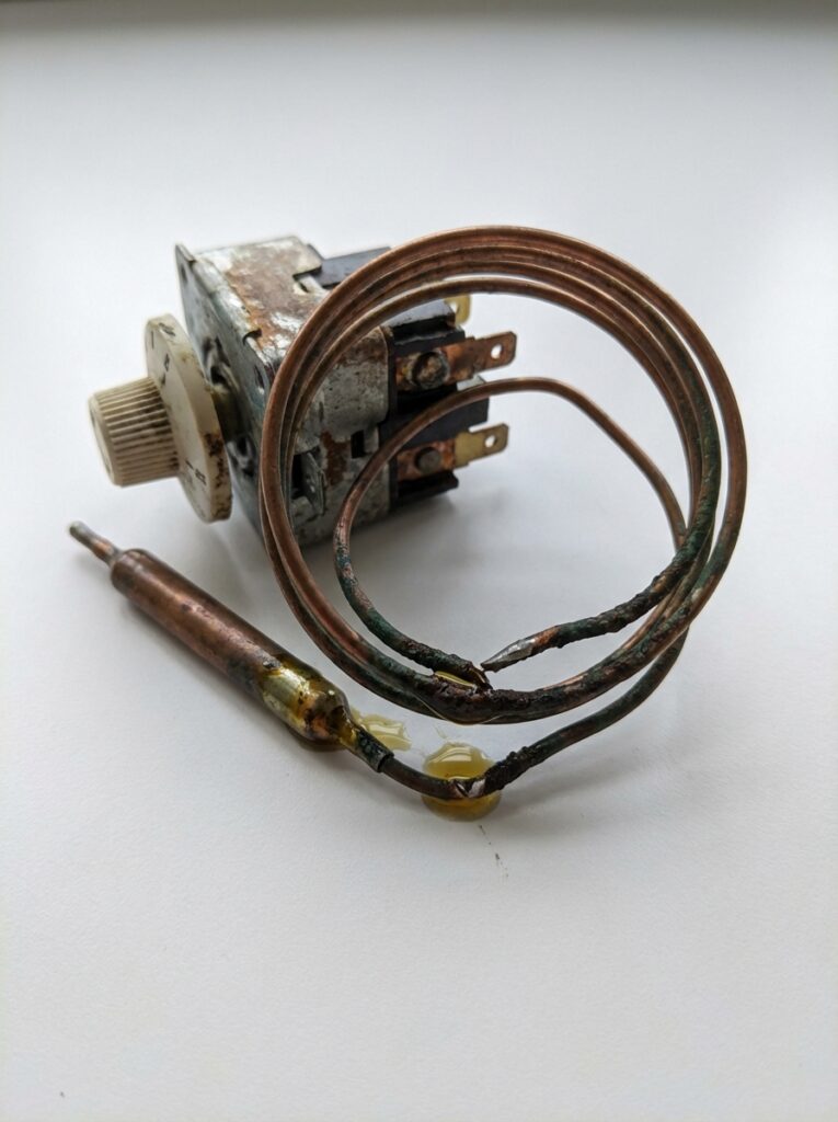 Refrigerator_thermostat_with_202603270443
